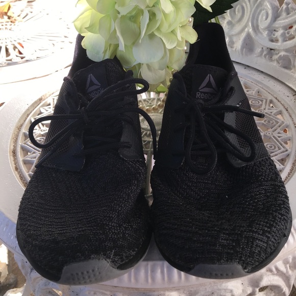 Black Reebok Boys 4 & 5&1/2! - Picture 6 of 8